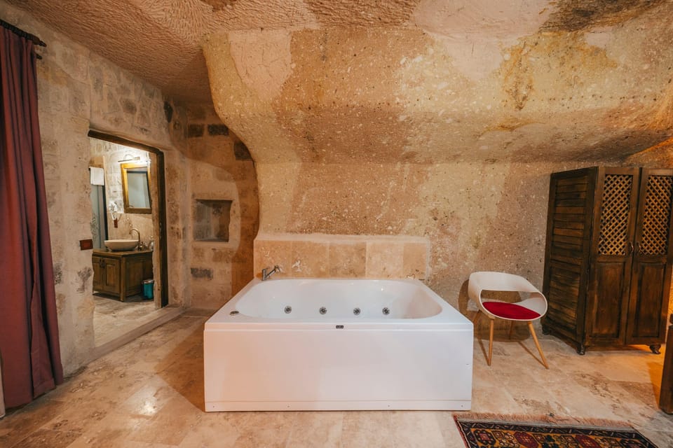 Traditional Room, Courtyard View | Private spa tub