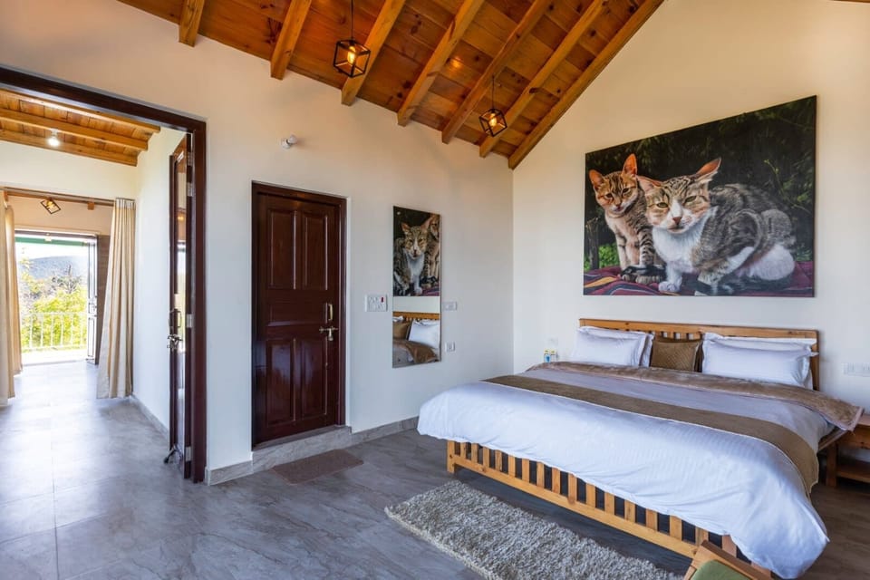 Parijat Suite Himalayan View with Balcony | Desk, laptop workspace