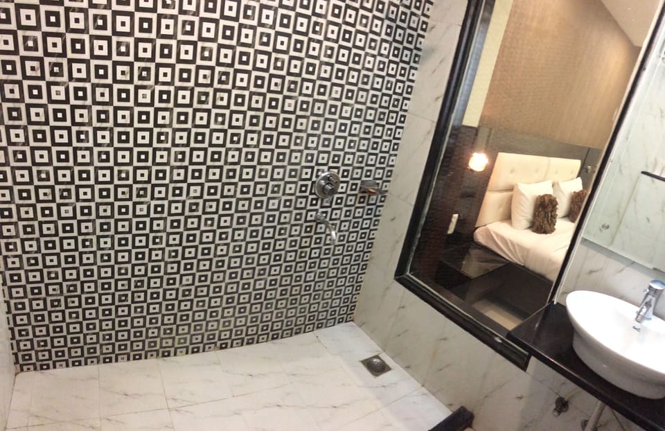 Family Room | Bathroom | Shower, free toiletries, towels