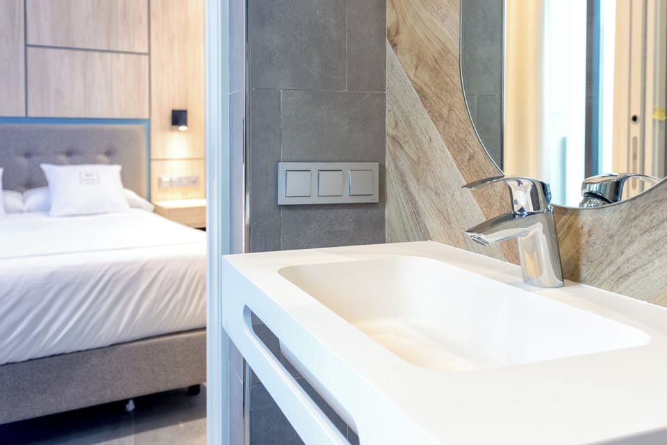 Standard Double Room, Private Bathroom | Bathroom | Hair dryer, towels, soap, shampoo