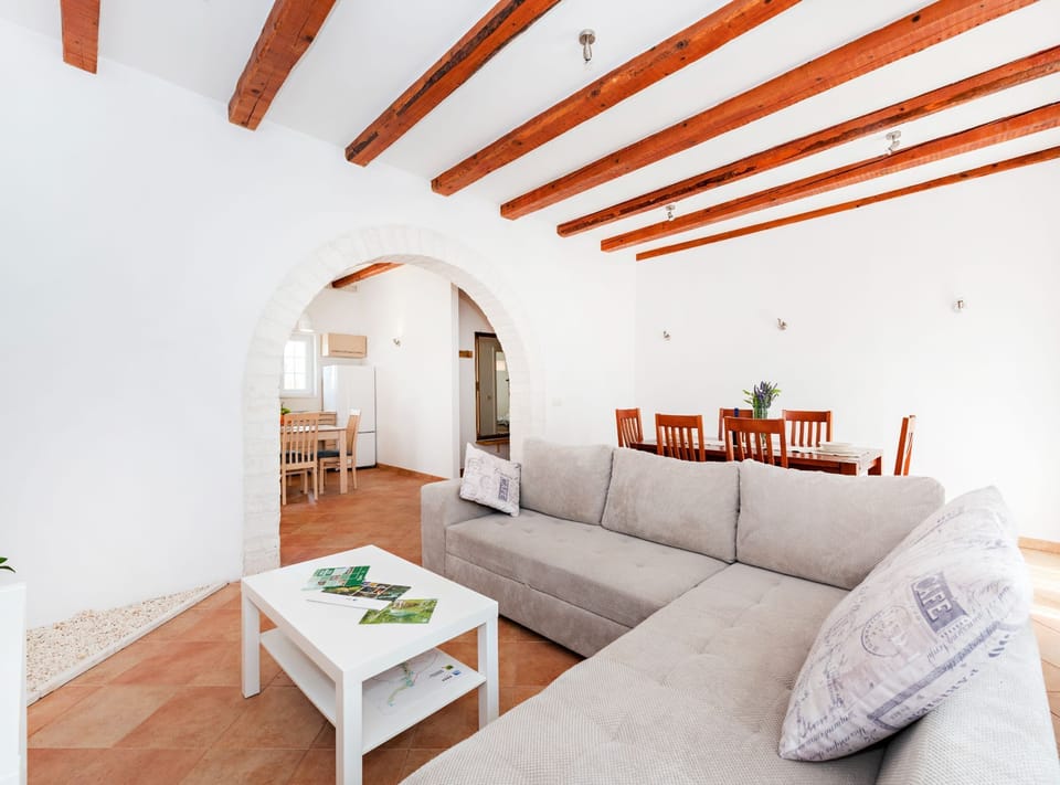 Villa (Vila Nira Radonić) | Living room | 32-inch flat-screen TV with cable channels