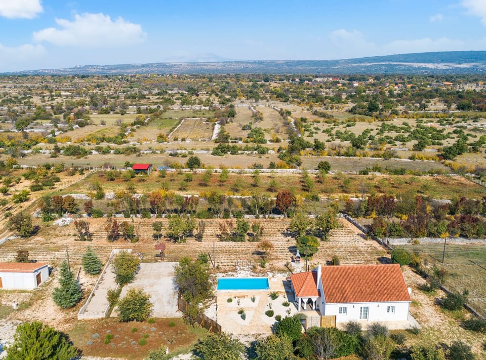 Villa (Vila Nira Radonić) | Exterior