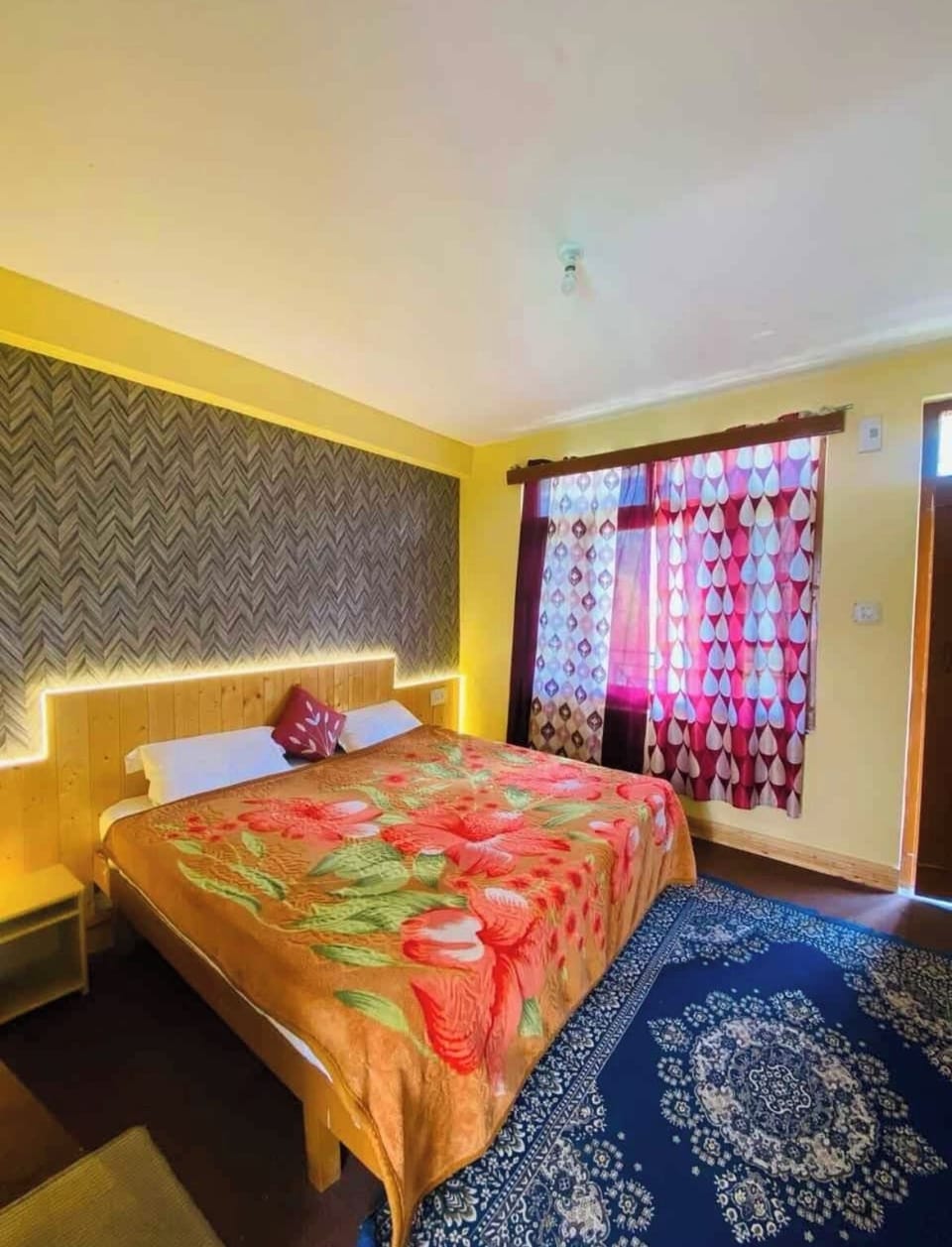 Deluxe Double Room, Valley View | Desk