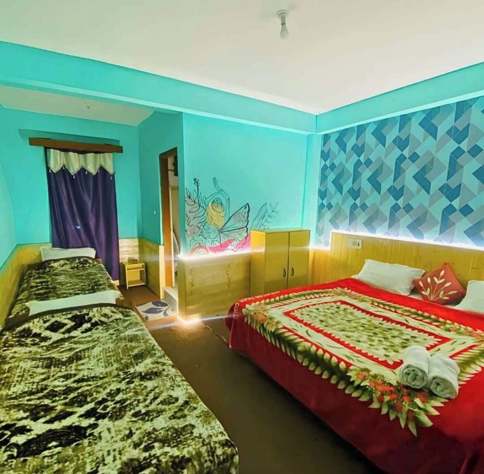 Deluxe Double Room, Valley View | Desk