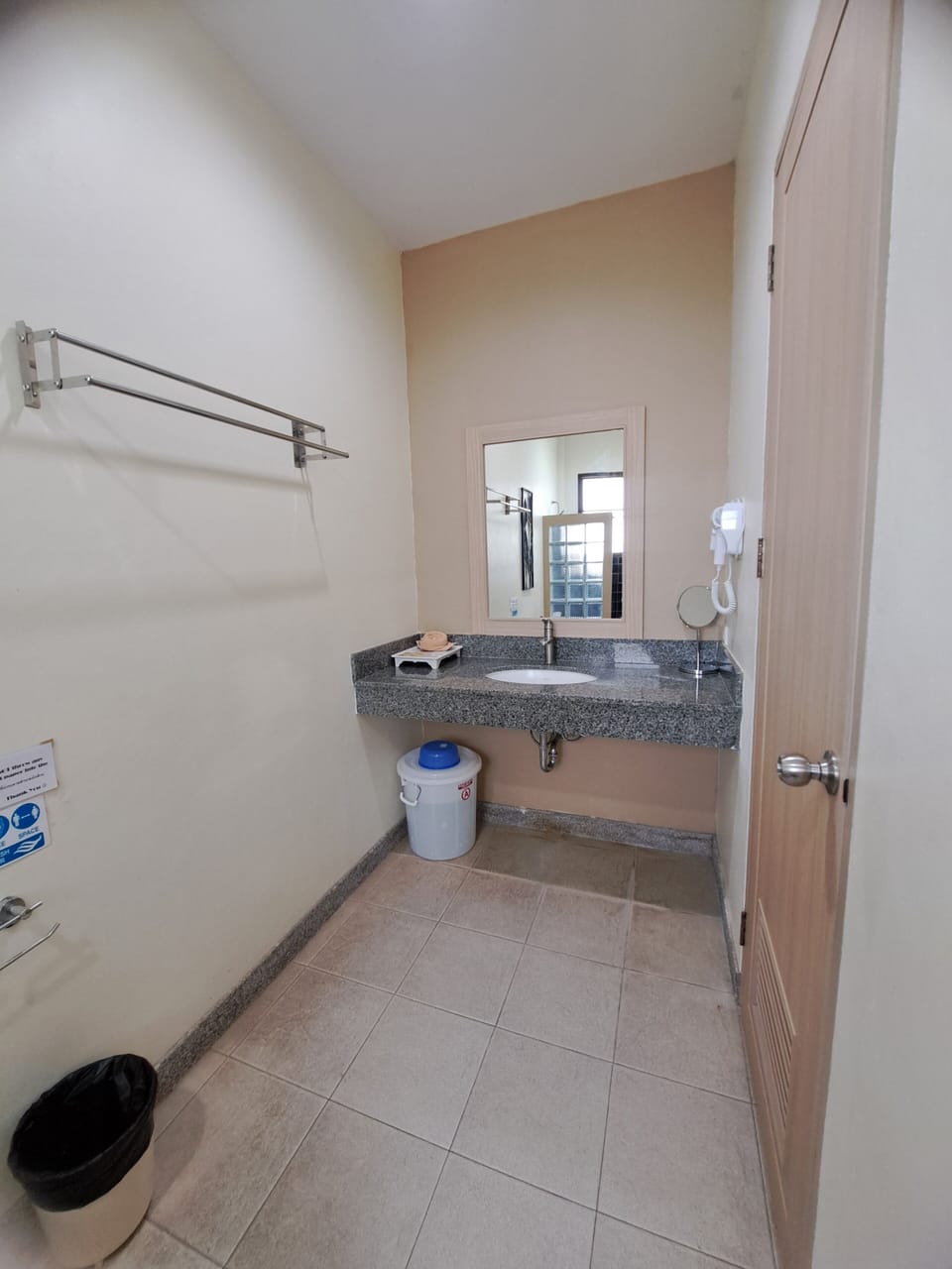 Shower, free toiletries, towels