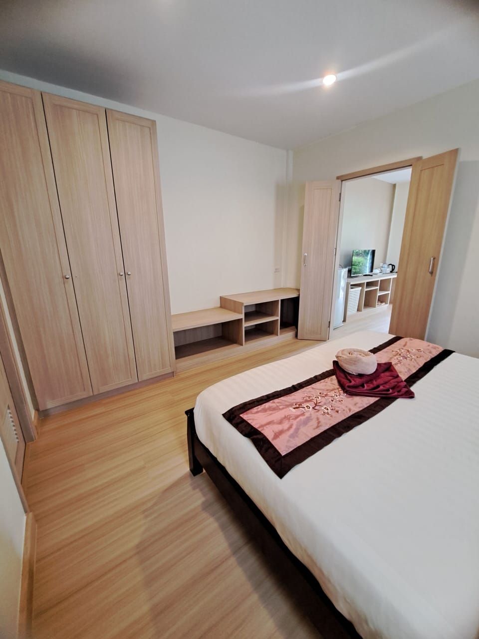 In-room safe, rollaway beds (surcharge), WiFi (free)