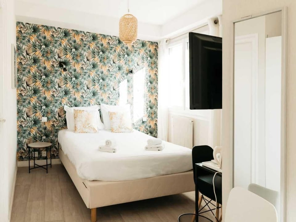 Quadruple Room | In-room safe, desk, free rollaway beds, bed sheets