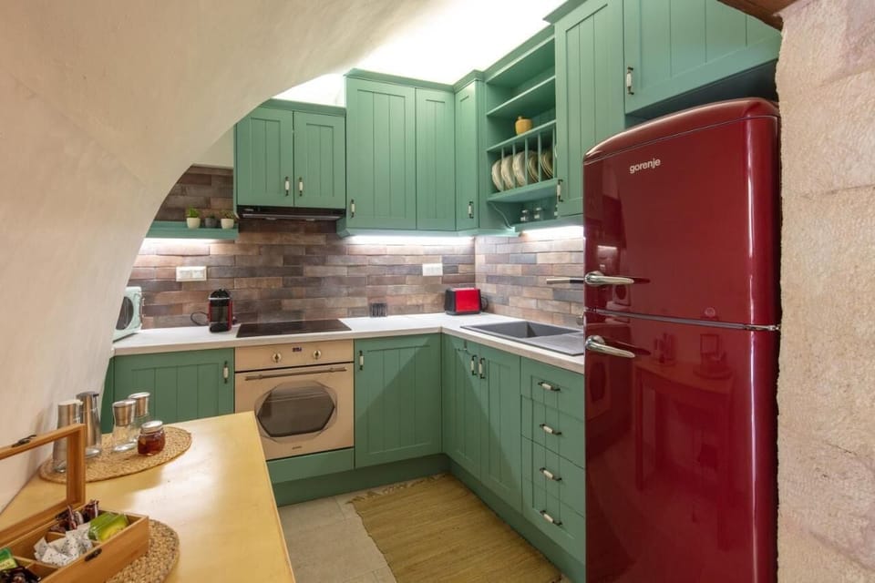 Family House, City View | Private kitchen | Electric kettle, toaster