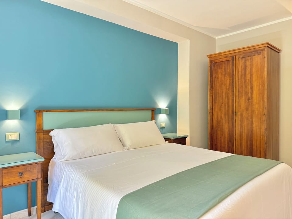 Double Room, Balcony | Minibar, cribs (surcharge), WiFi (free), bed sheets