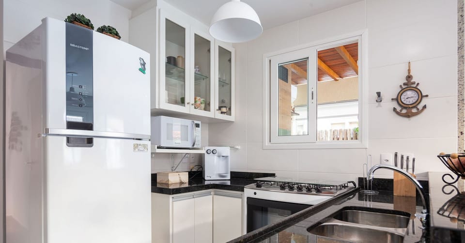 Deluxe House, 3 Bedrooms, Air conditioning, Poolside | Private kitchen | Fridge, microwave, oven, stovetop