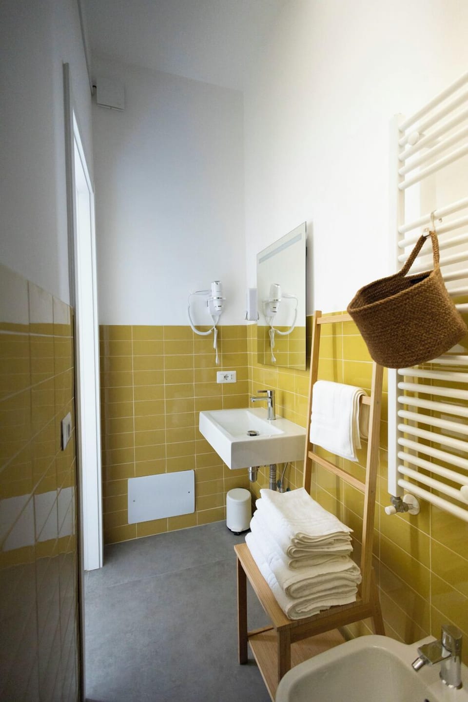Superior Triple Room, Balcony, City View | Bathroom | Shower, hair dryer, bidet, towels
