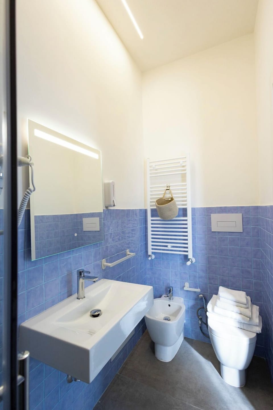 Deluxe Quadruple Room, Balcony, City View | Bathroom | Shower, hair dryer, bidet, towels
