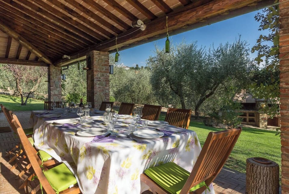 Outdoor dining area (2)