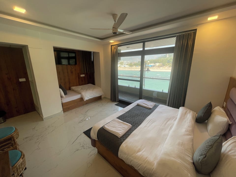 Triple Room, River View | Free WiFi