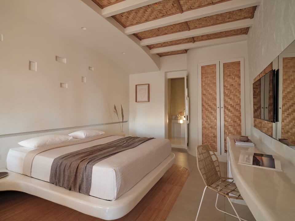 Superior Room, Sea View | Minibar, in-room safe, desk, iron/ironing board
