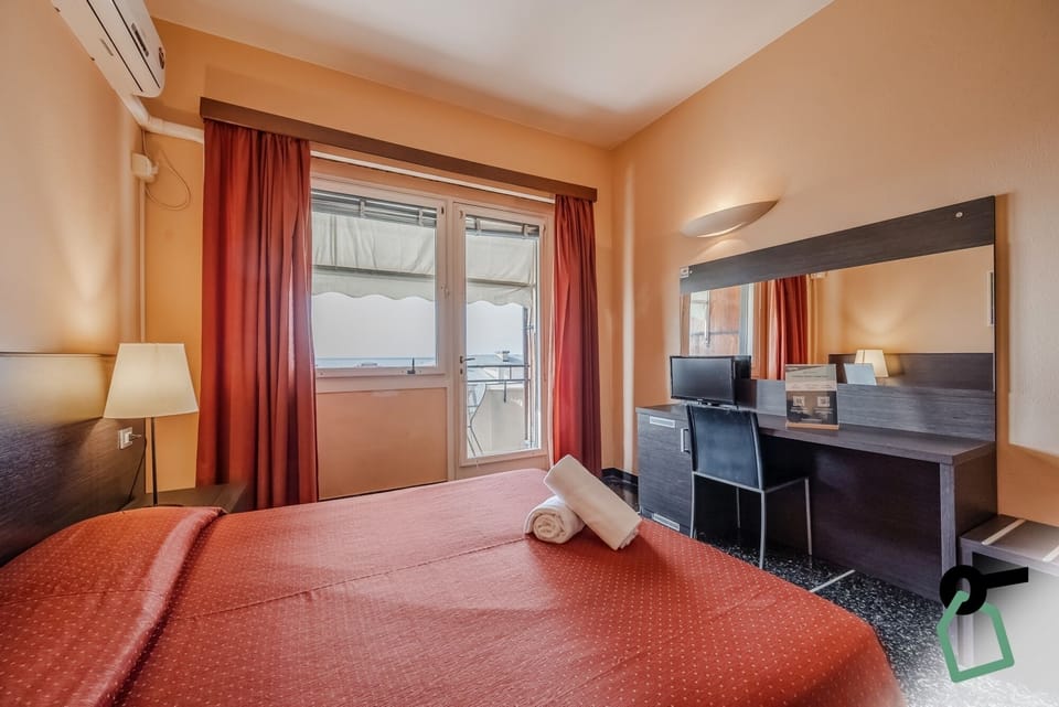 Double Room | In-room safe, desk, free WiFi