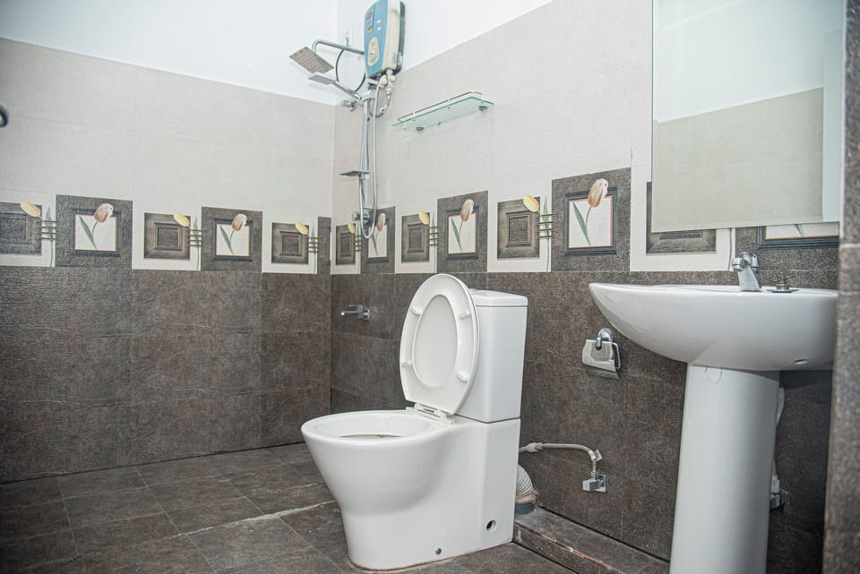 Luxury Suite, Courtyard View | Bathroom | Shower, towels, soap, shampoo