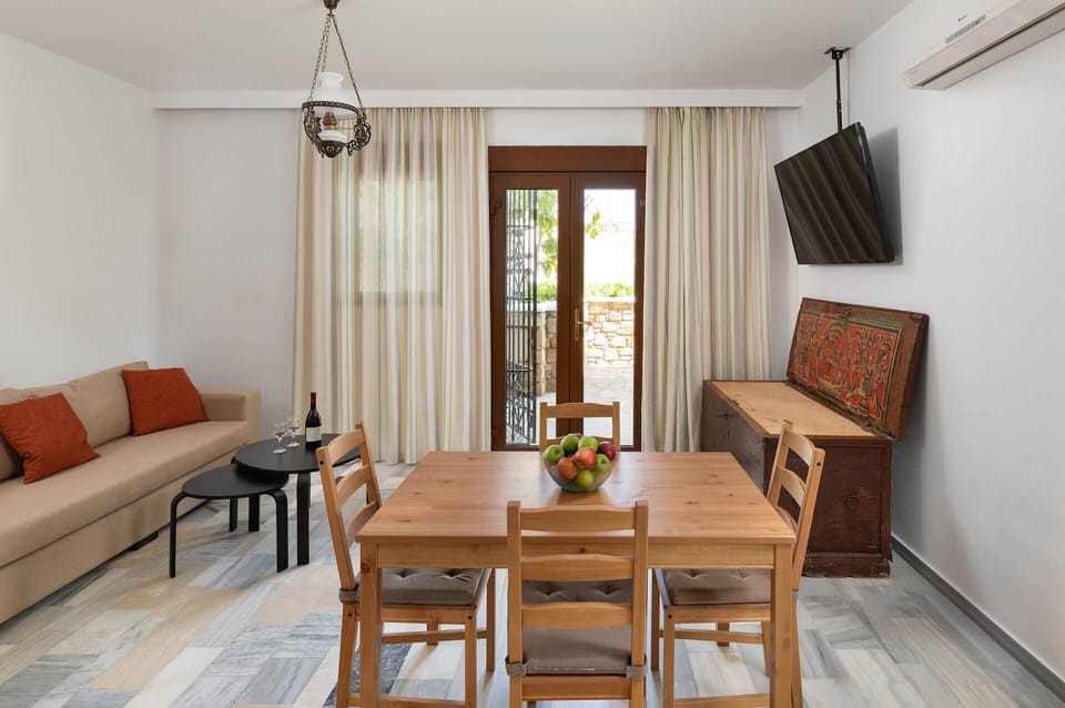 Two Bedroom Suite with Garden View | Living area