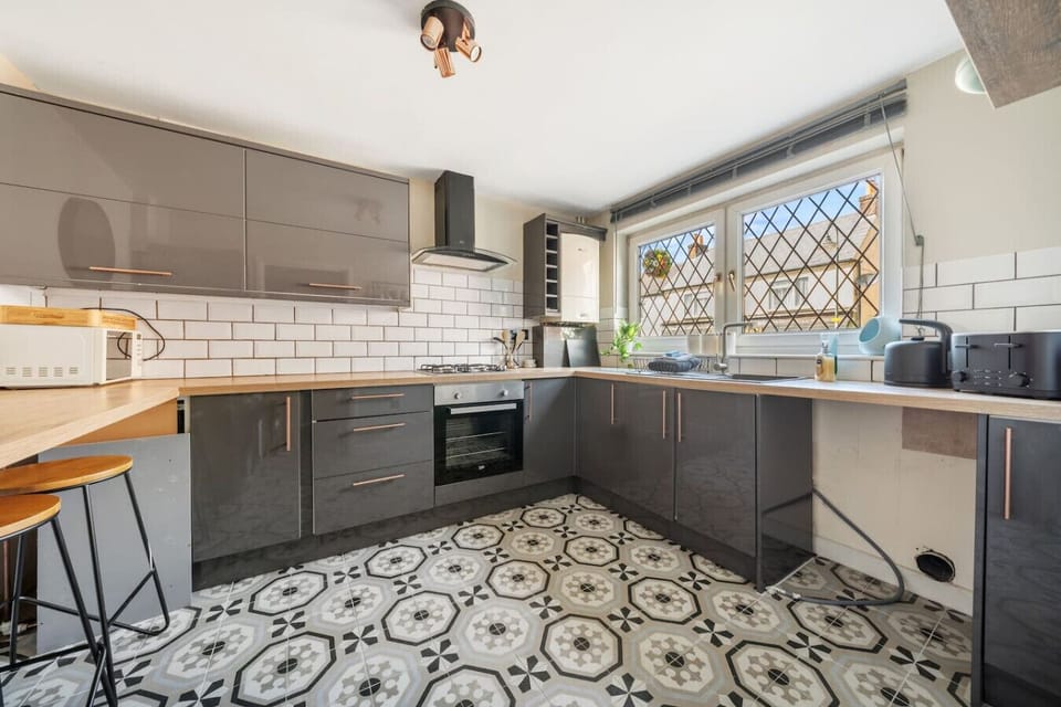 Equipped kitchen with all essentials