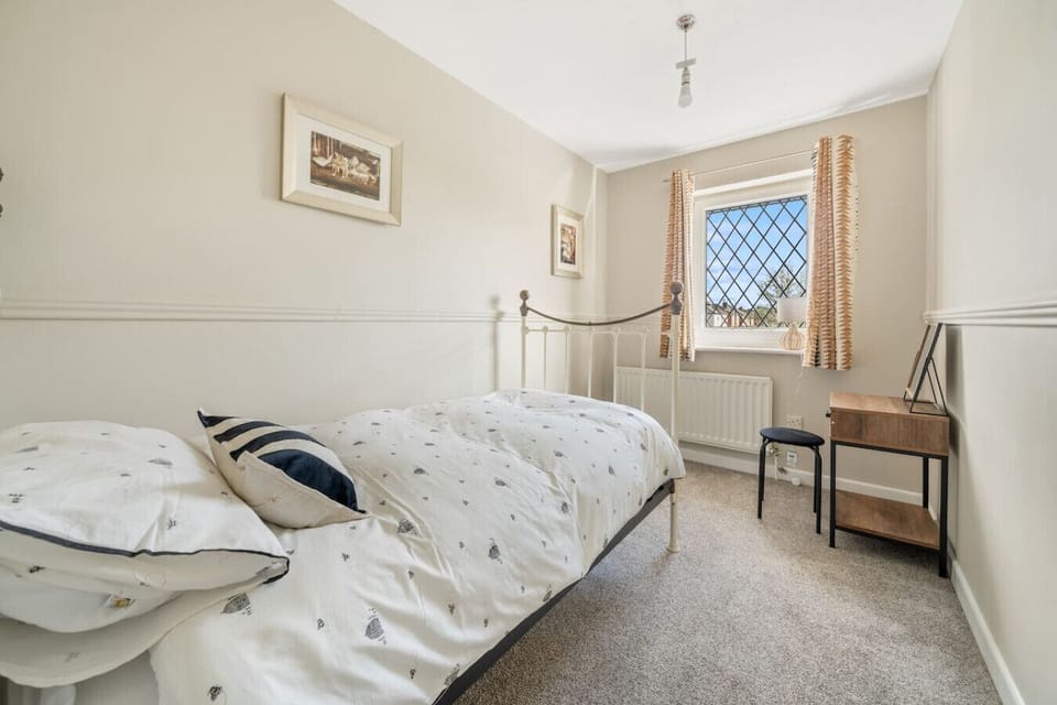 Single bedroom with dressing table