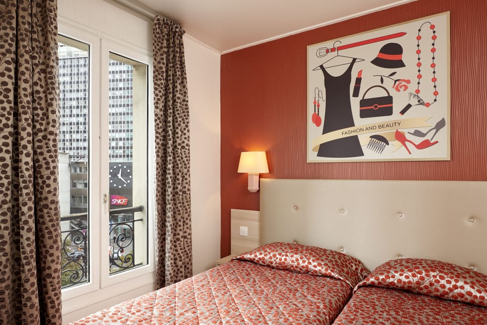 Desk, soundproofing, free WiFi, bed sheets