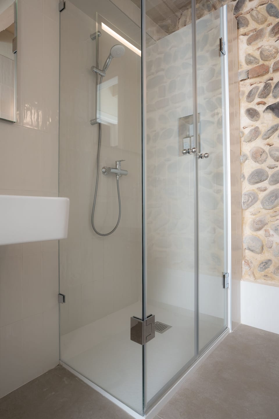 City Apartment | Bathroom | Shower, rainfall showerhead, free toiletries, hair dryer