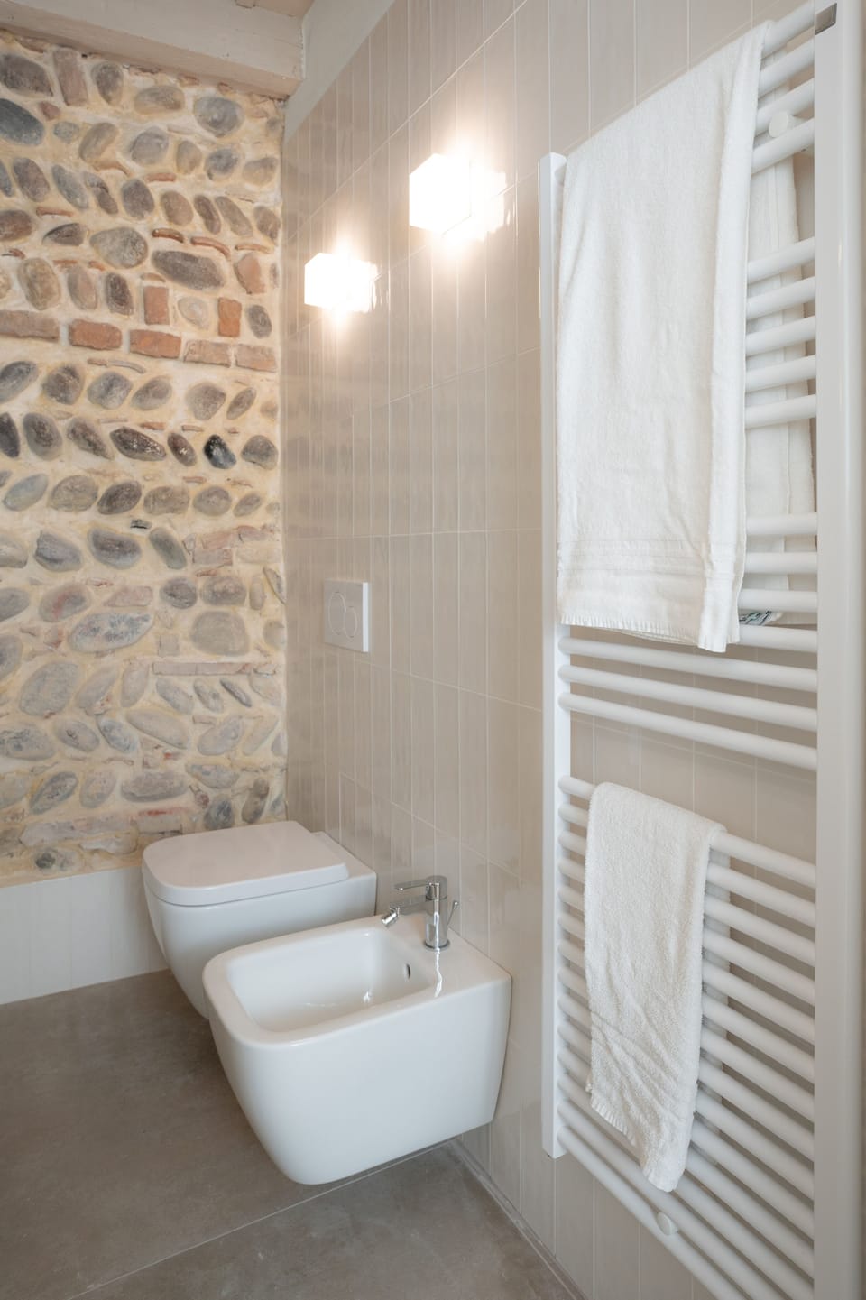 City Apartment | Bathroom | Shower, rainfall showerhead, free toiletries, hair dryer