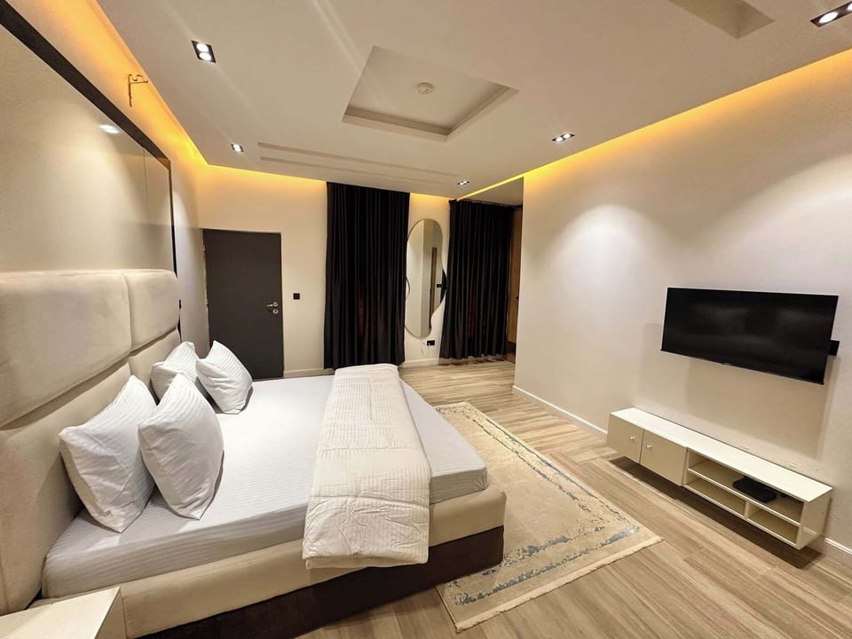 Deluxe Room, Balcony, City View | Desk, laptop workspace, blackout drapes, soundproofing