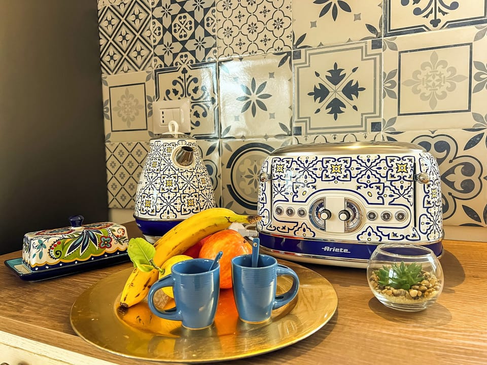 Fridge, microwave, dishwasher, cookware/dishes/utensils