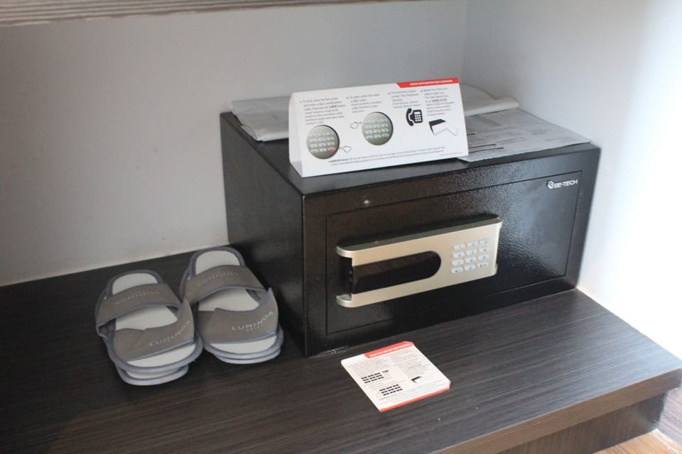 Deluxe Room | In-room safe, desk, laptop workspace, soundproofing