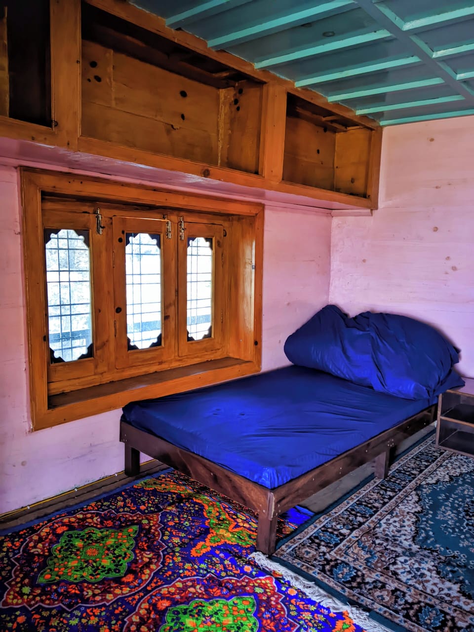 Desk, laptop workspace, free WiFi