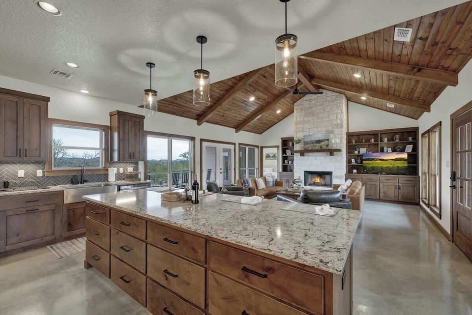 House, Multiple Beds, Patio, Mountain View (303 Knob Creek Ln) | Interior