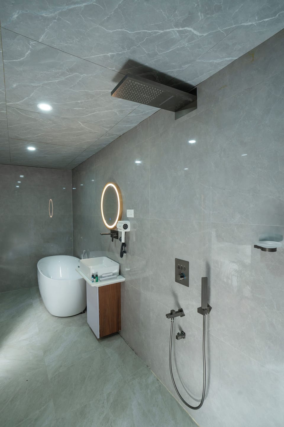 Family Suite | Bathroom | Separate tub and shower, hair dryer, towels, soap