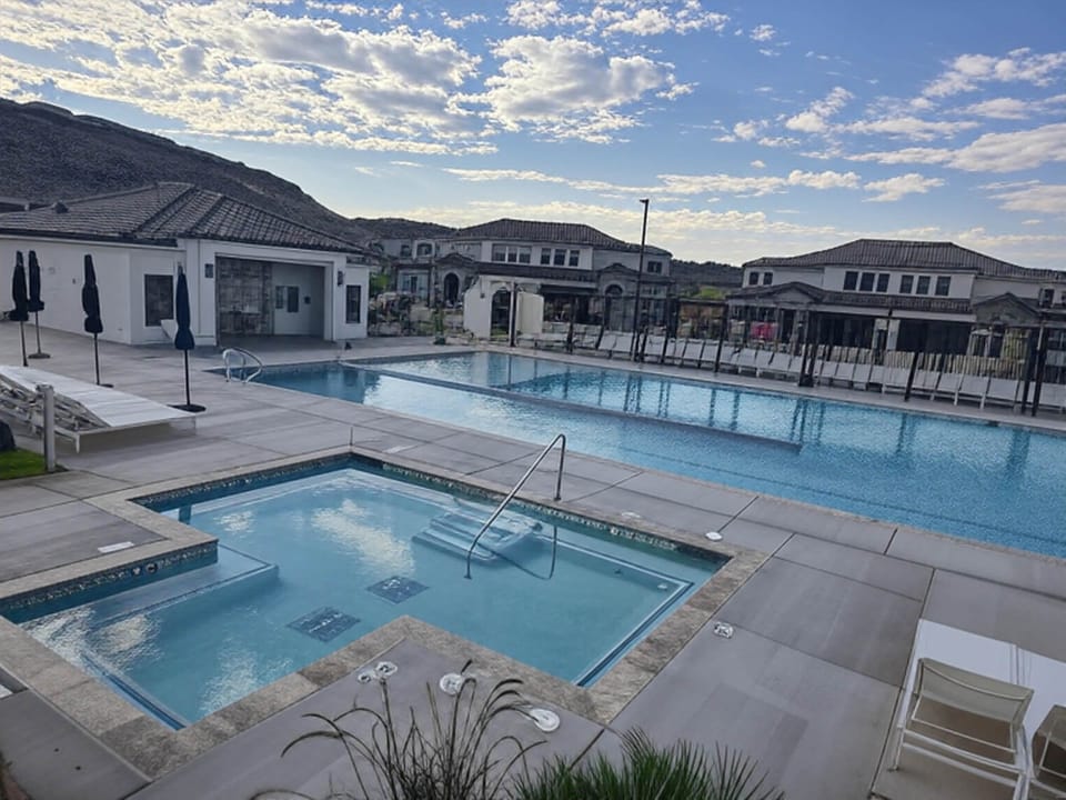 Hot Tub and Pool w/Lap Swim