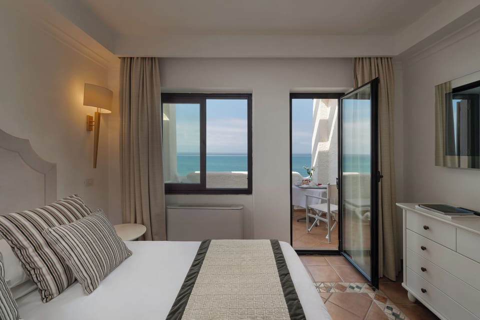 Suite, Sea View | Minibar, in-room safe, desk, WiFi (free)