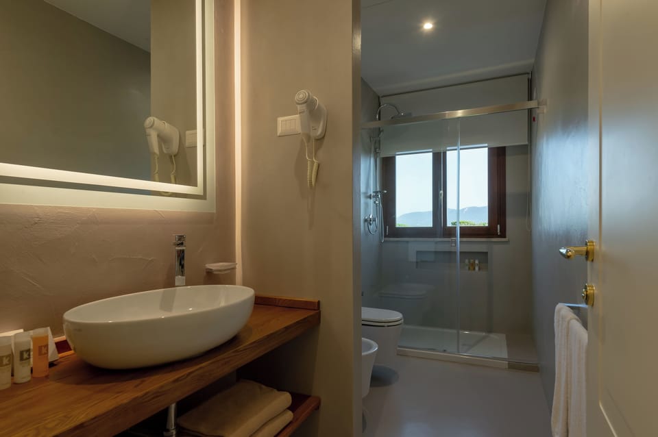 Suite, edificio separato | Bathroom | Shower, free toiletries, hair dryer, bidet