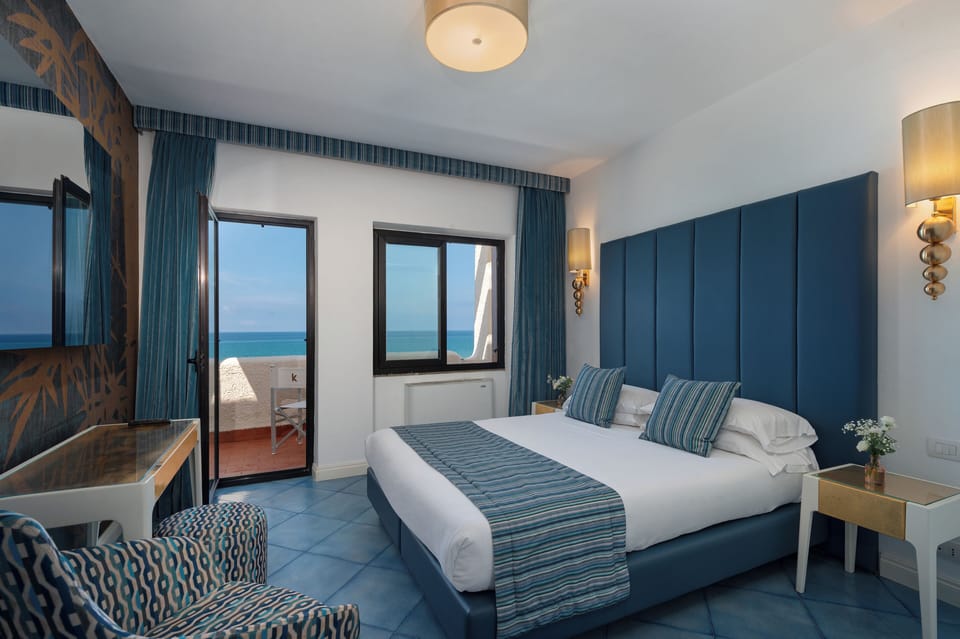 Classic Room, Sea View | Minibar, in-room safe, desk, free WiFi