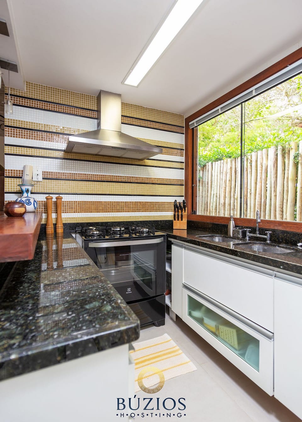 Deluxe House, 5 Bedrooms, Private Pool | Private kitchen | Fridge, microwave, oven, stovetop