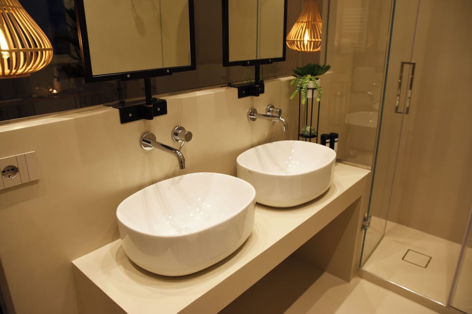Deluxe Double Room, Private Bathroom, Sea View | Bathroom | Free toiletries, hair dryer, bathrobes, slippers