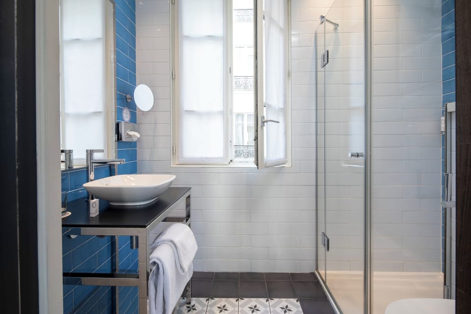Shower, rainfall showerhead, free toiletries, hair dryer