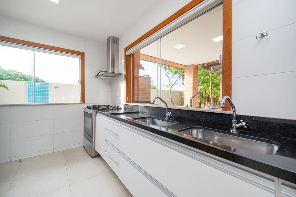 Deluxe House, 4 Bedrooms, Private Pool | Private kitchen | Fridge, microwave, oven, stovetop