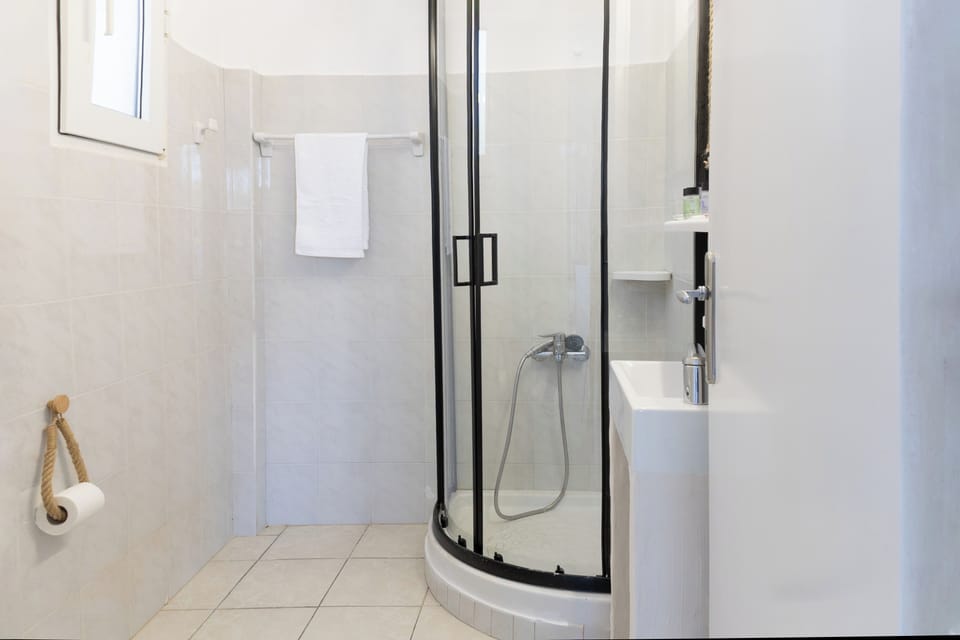 Superior Double Room, Balcony, Sea View | Bathroom | Soap, shampoo, toilet paper