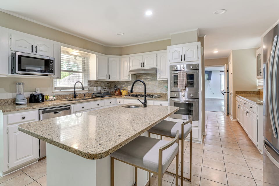 Kitchen | Keurig/Drip Coffee Maker | Gas Stove | Cooking Basics
