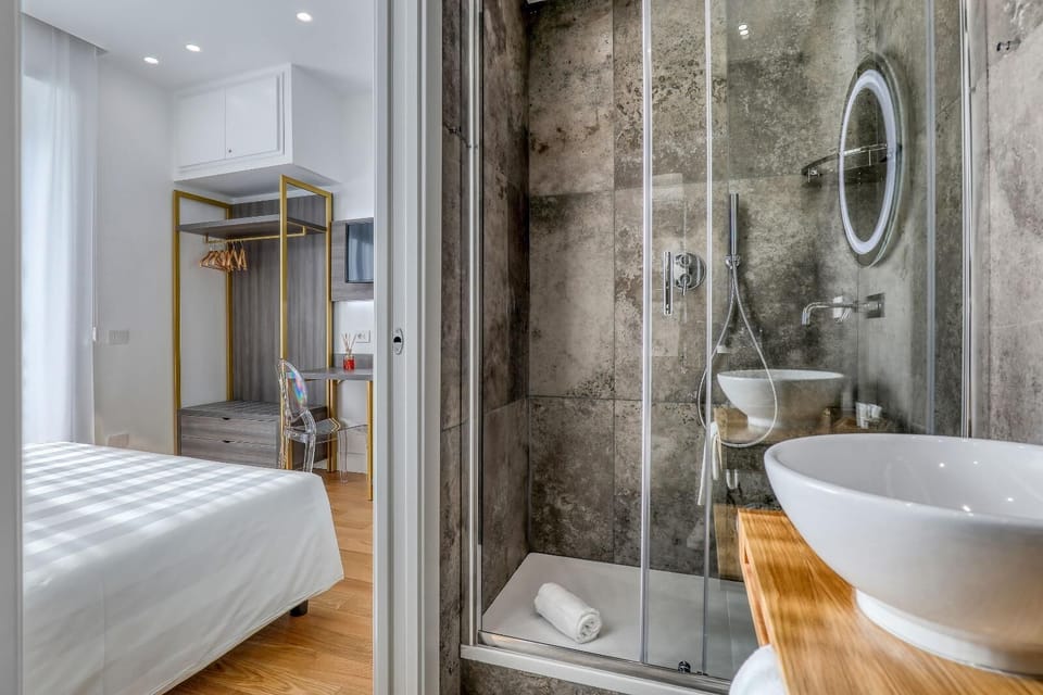 Comfort Double Room, Balcony | Bathroom | Shower, hair dryer, bidet, towels