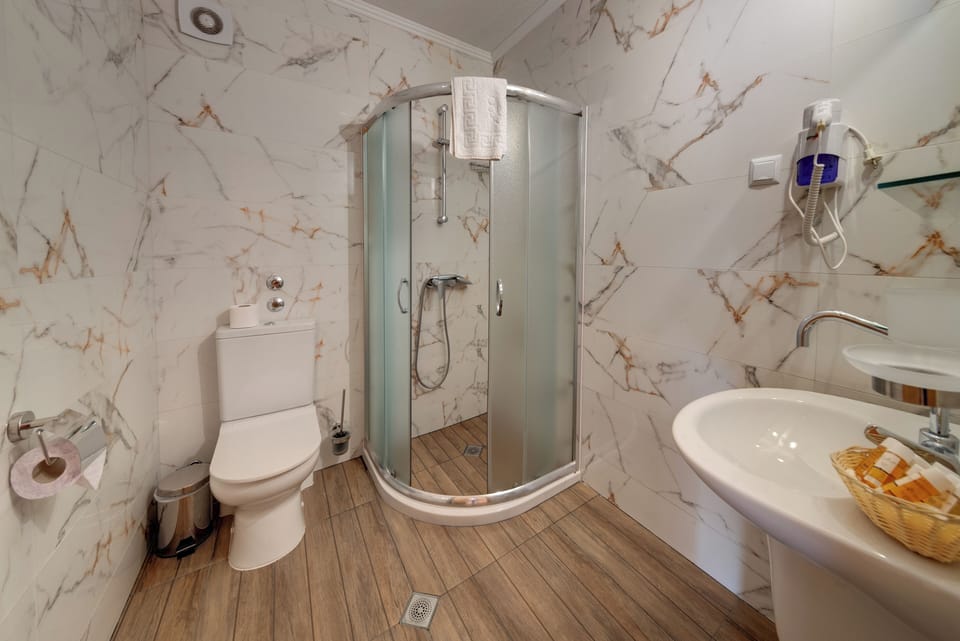 Family Apartment, Sea View | Bathroom | Free toiletries, hair dryer, towels, soap