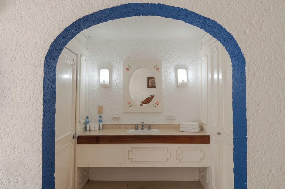 Studio | Bathroom | Shower, free toiletries, hair dryer, towels