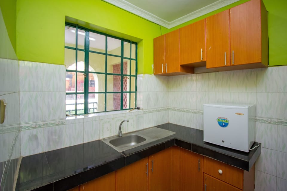 Fridge, coffee/tea maker