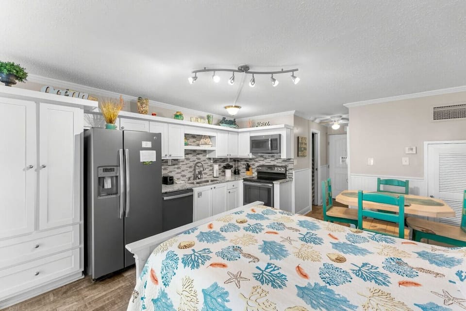 Ground Floor Studio Condo with 2 Queen Size Beds, Twin Bunk Bed, Kitchen and Pool-Front Patio