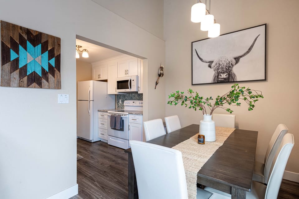 Open Kitchen & Cozy Dining Space for Gatherings