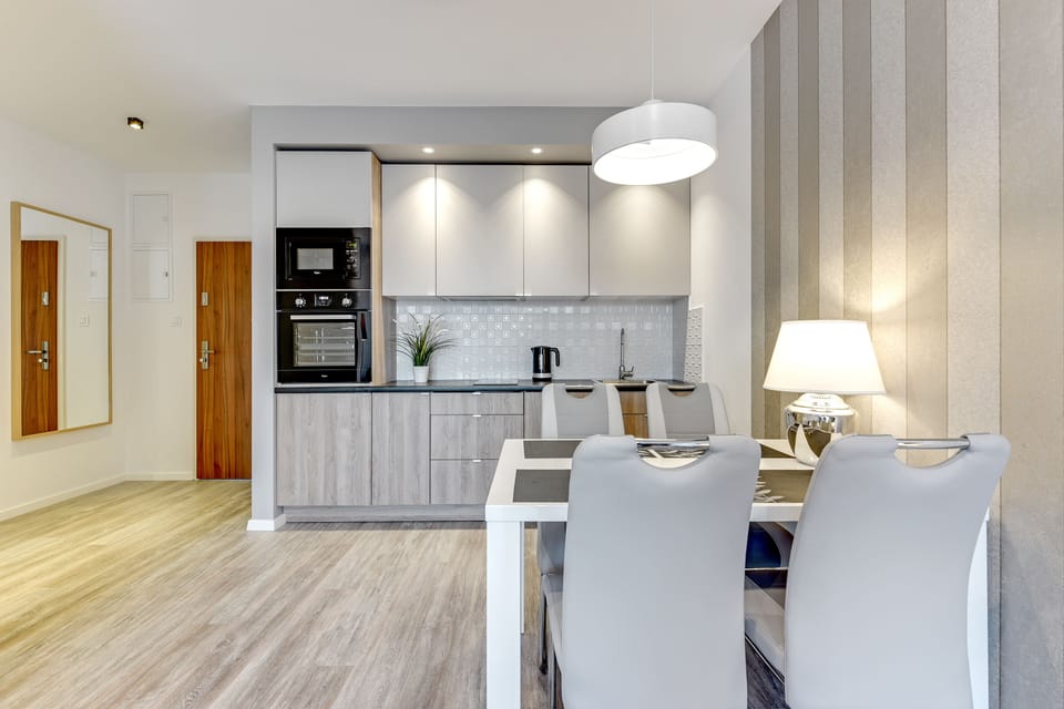 Deluxe Apartment, 1 Bedroom, Balcony ((Jaglana 6B street) 18) | Private kitchenette | Fridge, microwave, oven, stovetop